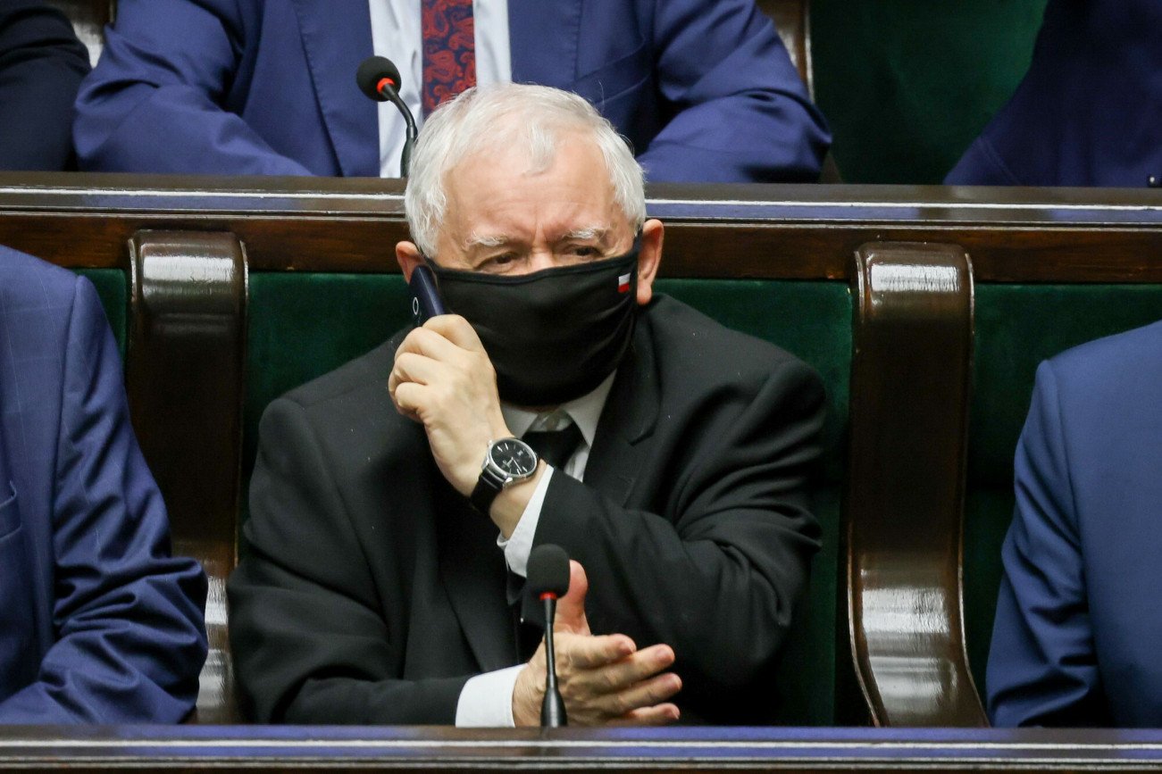 Sondaż wyborczy Kantar. Duży spadek dla PiS i wzrost dla opozycji.