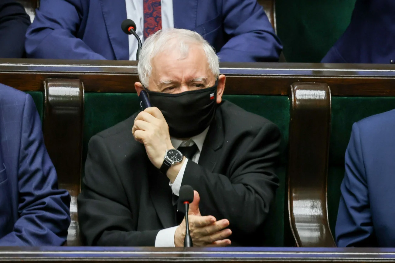 Sondaż wyborczy Kantar. Duży spadek dla PiS i wzrost dla opozycji.