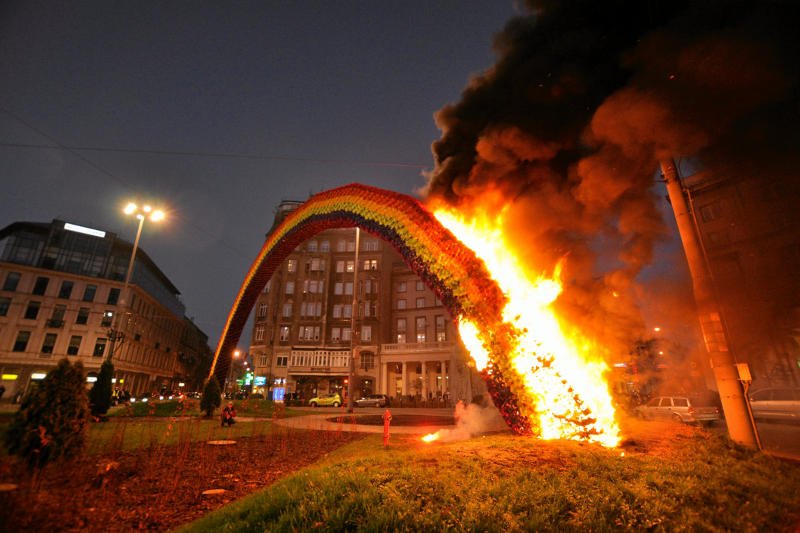 O. Tadeusz Rydzyk o tęczy na pl. Zbawiciela: "Ona jest głupia. Szkoda, że tylko tyle się spaliło"