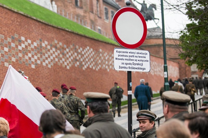 Zakazane jest "kupczenie wiarą i akwizycja przekazu partii" – od kilku dni mogą oglądać turyści w drodze na Wawel. Znak stoi na uliczce, którą co miesiąc przyjeżdża Jarosław Kaczyński.