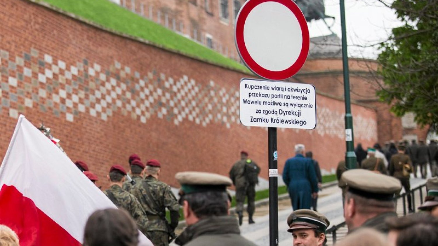 Zakazane jest "kupczenie wiarą i akwizycja przekazu partii" – od kilku dni mogą oglądać turyści w drodze na Wawel. Znak stoi na uliczce, którą co miesiąc przyjeżdża Jarosław Kaczyński.