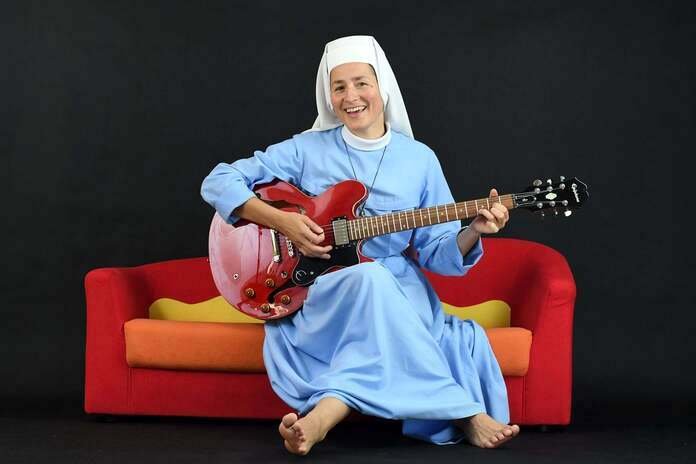 Siostra Janina Kaczmarzyk, która zasłynęła brawurowym wykonywaniem pielgrzymkowej wersji hitu "Despasito' miała ogłosić, że rezygnuje z zakonu. Okazuje się, że prawda jest nieco bardziej skomplikowana. Siostra Janina od "Despasito" rzuciła habit? Pojawiło się sprostowanie