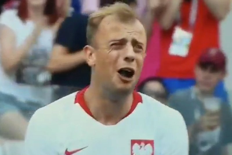 Kamil Grosicki nie może uwierzyć, że piłka nie wpadła do bramki Japończyków.