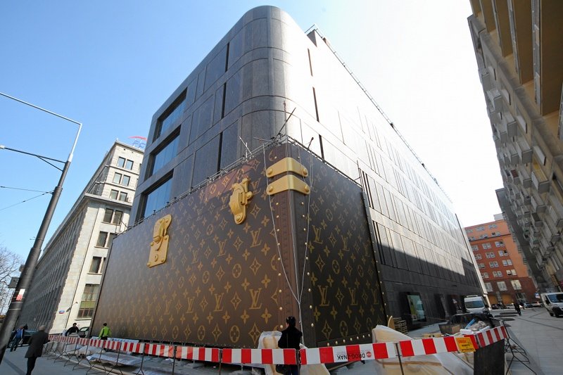 "Warszawa nie jest dziwką" - mieszkańcy miasta oskarżają firmę Louis Vuitton o zaniżanie estetyki krajobrazu miasta.