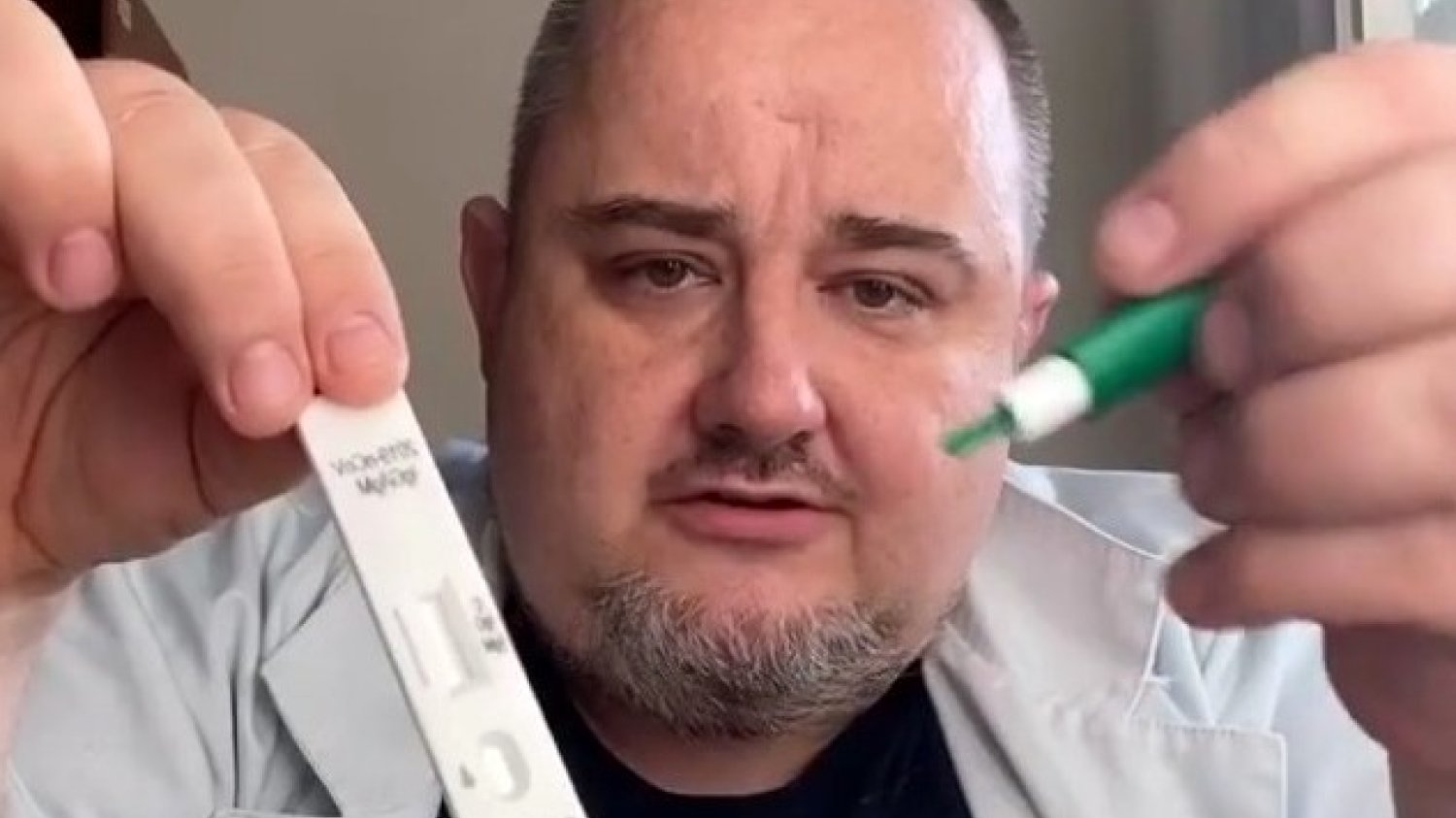 Dr Maciej Jędrzejko, ginekolog i położnik ze Śląska, wyjaśnia zasady samodzielnego wykonania testu na koronawirusa. Dr Maciej Jędrzejko tłumaczy, jak wykonać samemu w domu test na koronawirusa.