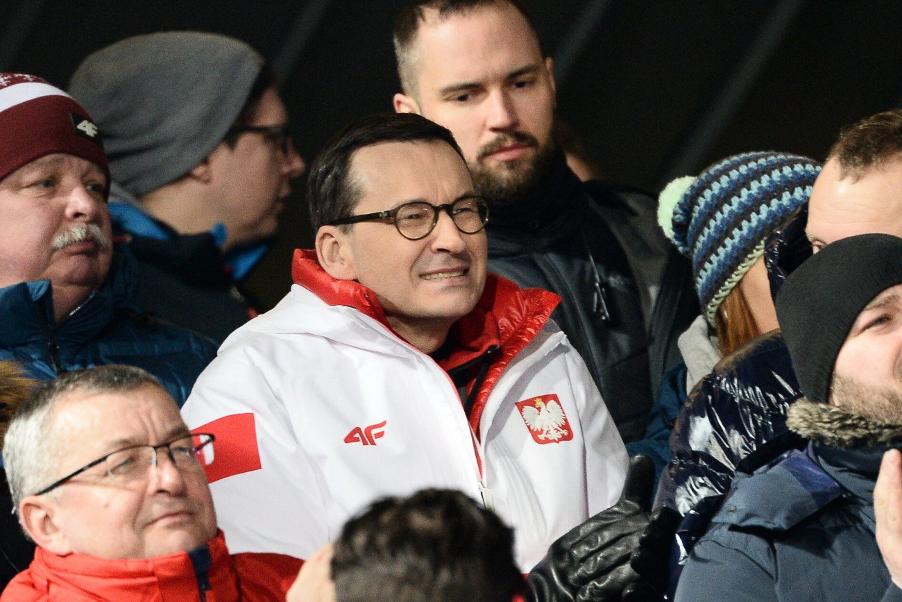 Premier Mateusz Morawiecki swoimi pomysłem dodatkowej premii dla piłkarzy reprezentacji Polski, wywołał dużą aferę.