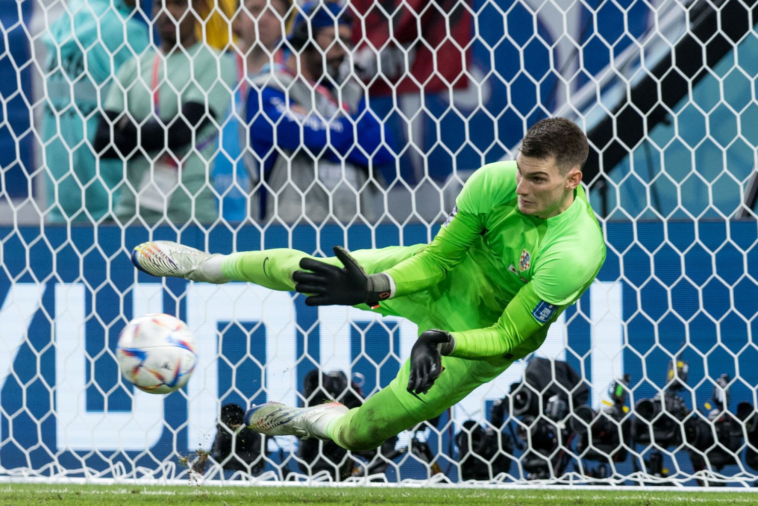 Pierwszy taki horror na MŚ. Bramkarz wprowadził Chorwację do ćwierćfinału, obronił trzy karne!