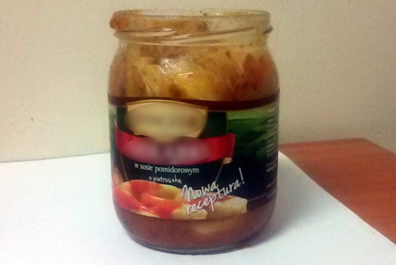 Słoik po gołąbkach, w którym staruszek przemycał narkotyki.