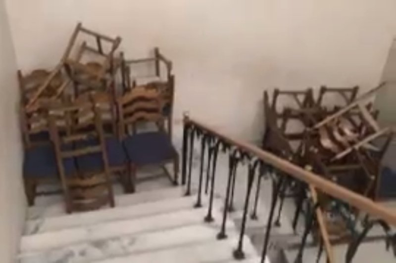 Wejście do sali kolumnowej poprzedzaja barykady z krzeseł.