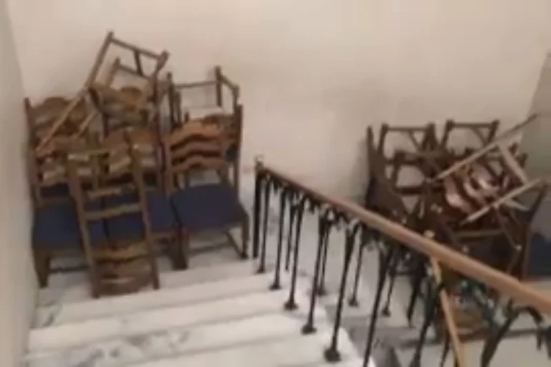 Wejście do sali kolumnowej poprzedzaja barykady z krzeseł.