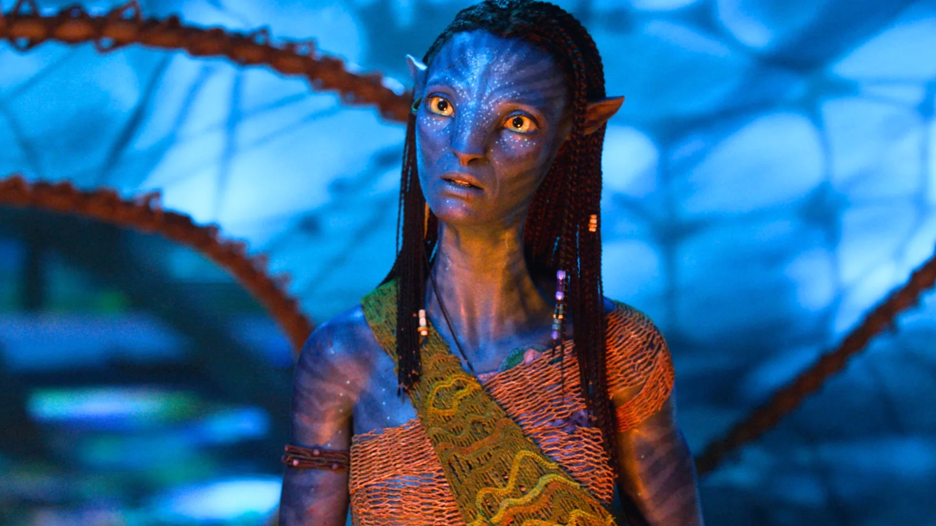 Zoe Saldaña jako Neytiri w filmie "Avatar: Ogień i popiół"