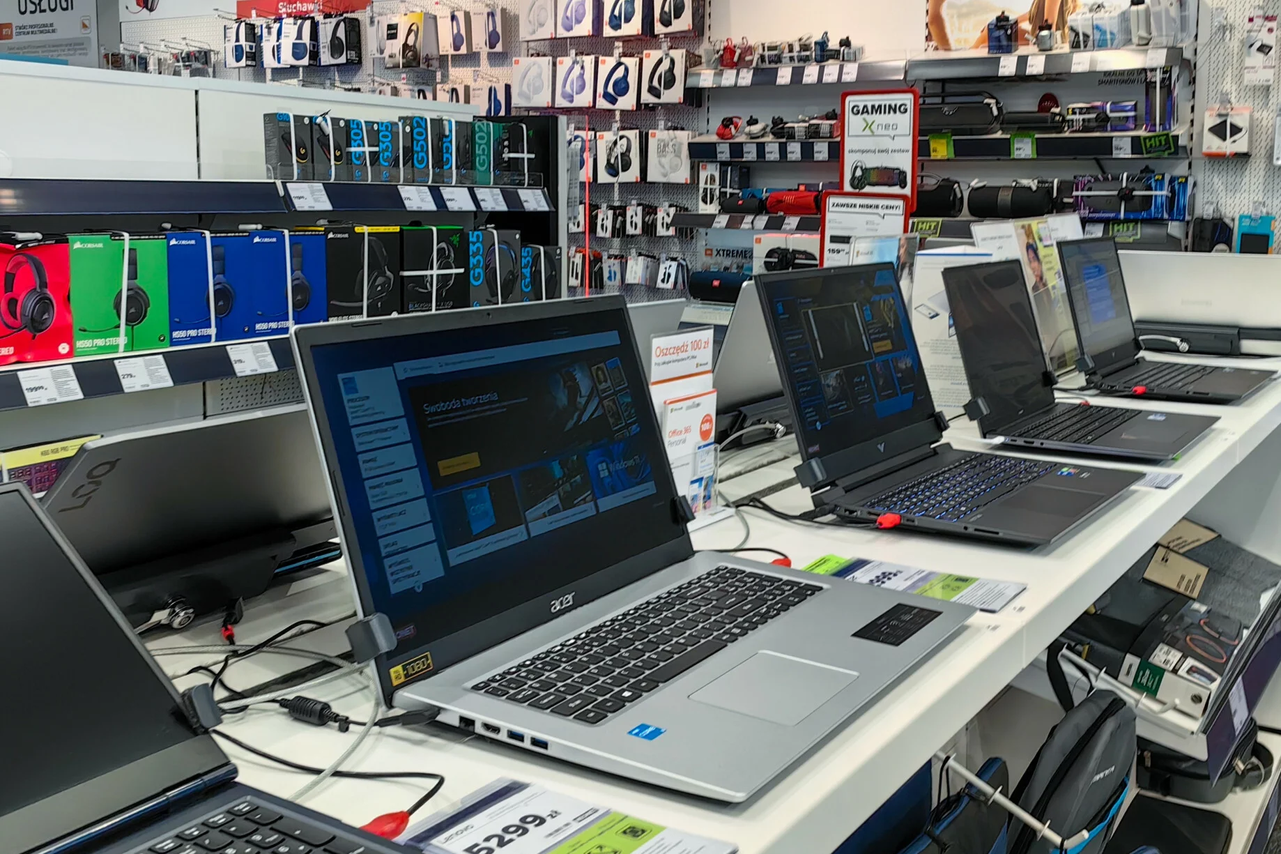Promocja na laptopy w x-kom. Można dostać kilkaset złotych rabatu