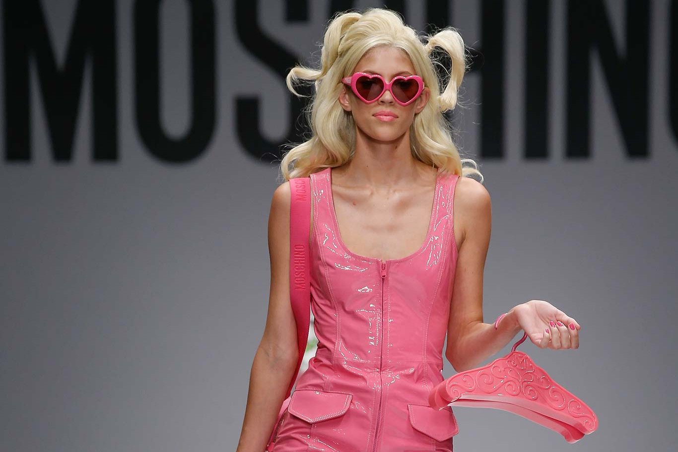 Barbie: wielki powrót. Od bloga szafiarskiego aż po wybieg. Tutaj - ostatni pokaz Moschino.