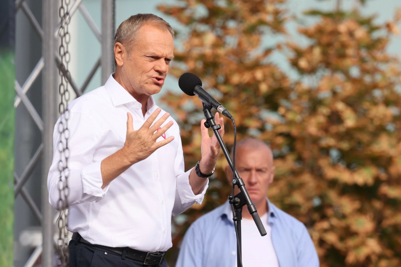 Tusk porwał tłumy demonstrantów: Patrzy na Was cały świat