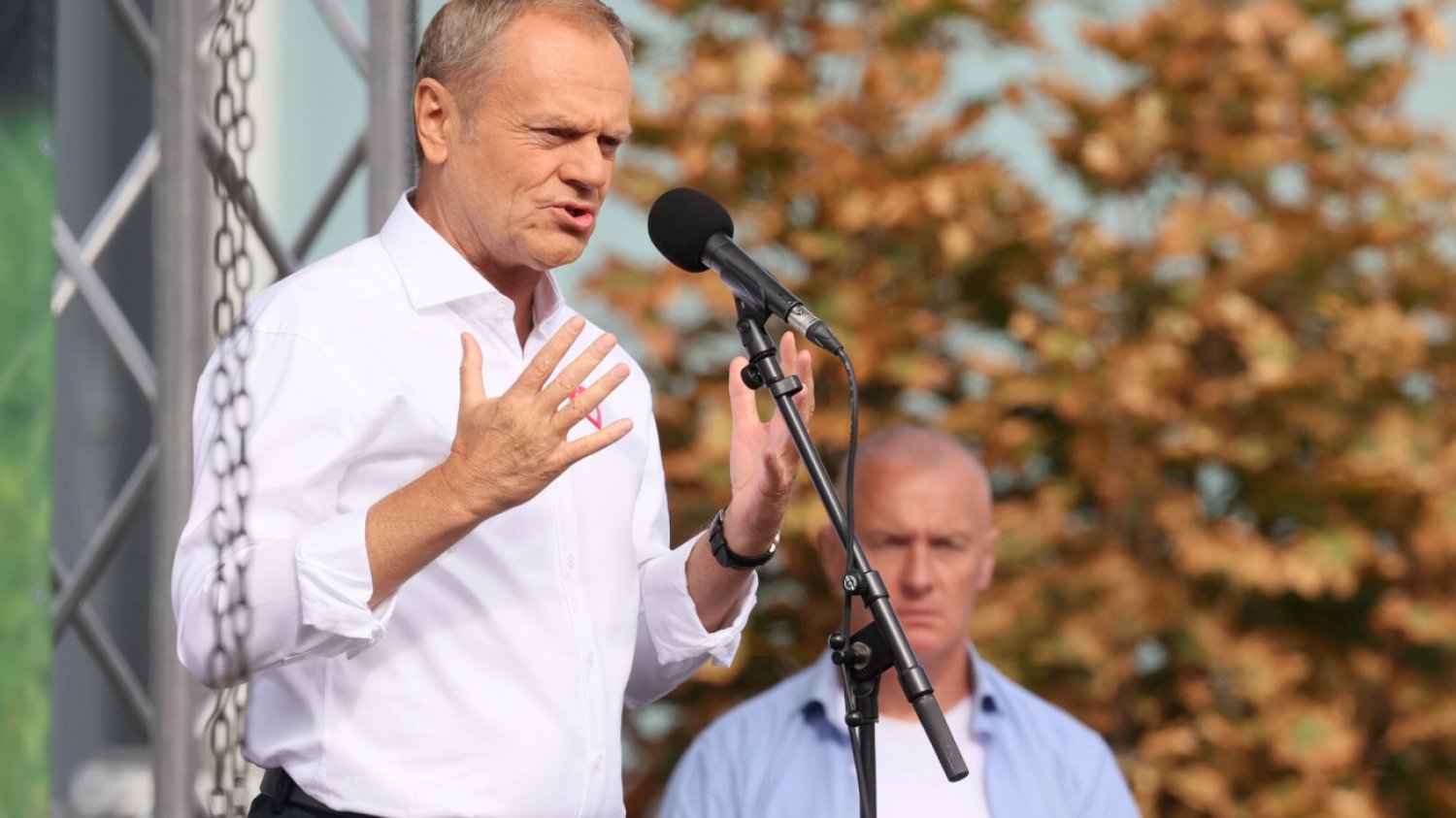 Tusk porwał tłumy demonstrantów: Patrzy na Was cały świat