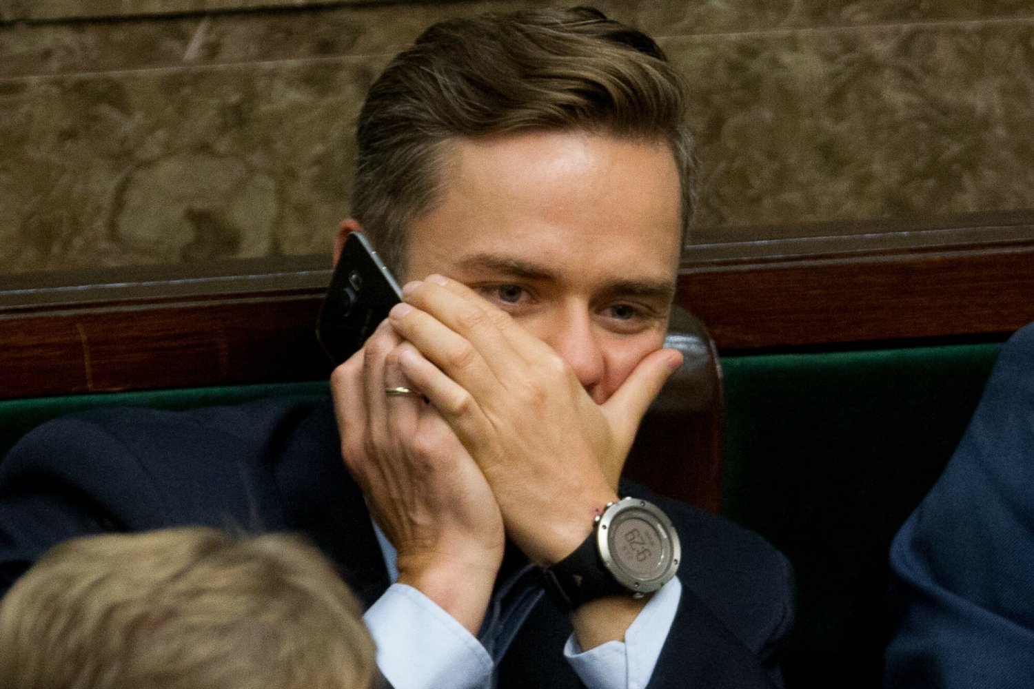 Spółka Adama Hofmana miała brać pieniądze za umożliwienie kontaktu z wpływowymi politykami PiS - pisze "Gazeta Wyborcza".