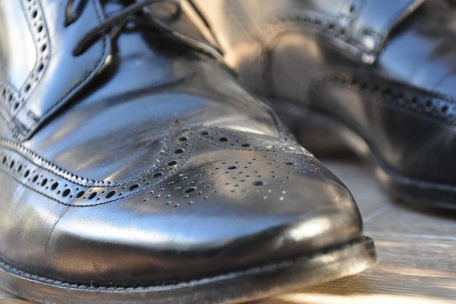 Eleganckie buty jeżdżą pociągiem