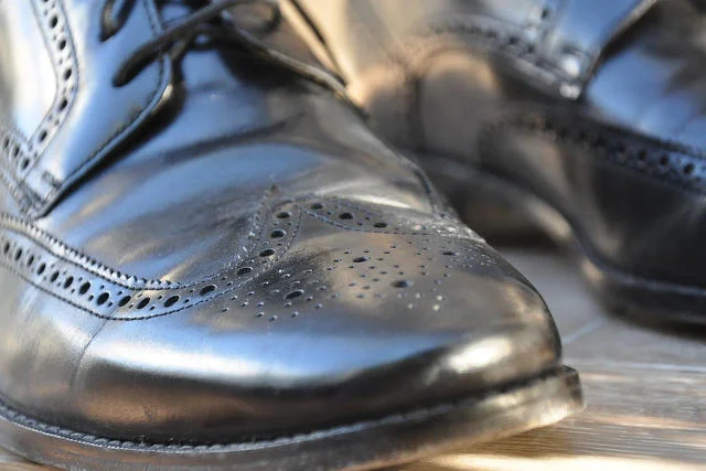 Eleganckie buty jeżdżą pociągiem