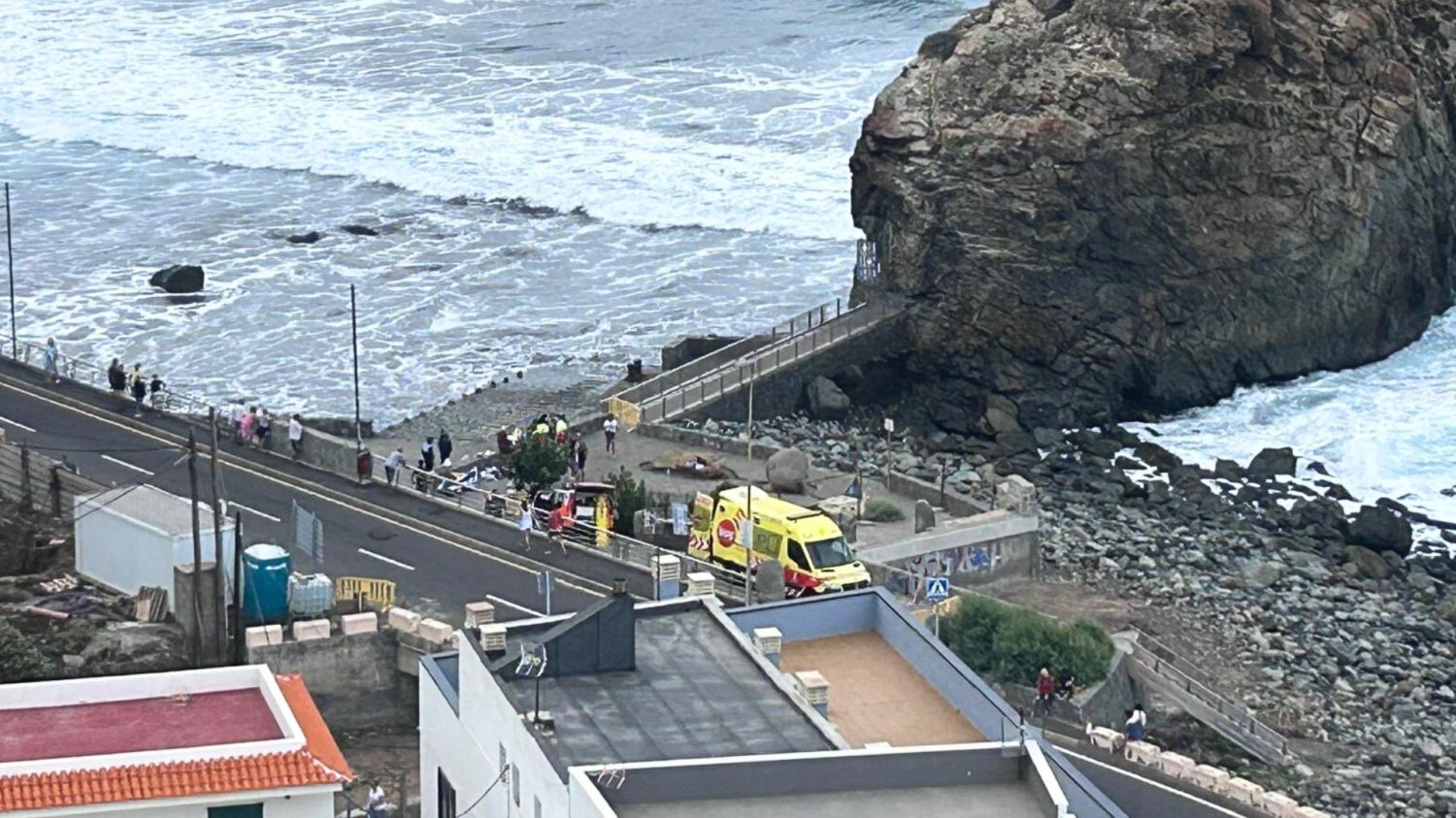 Tragedia na Teneryfie. Jest nagranie z uderzenia potężnej fali w turystów Tragedia na Teneryfie. Fale zmiotły ludzi z brzegu, trzy osoby nie żyją