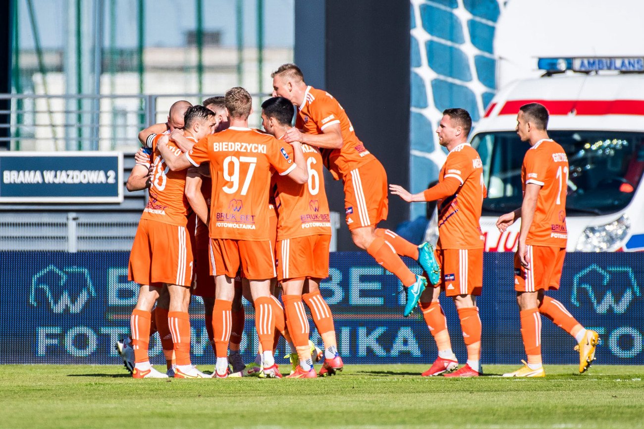 Beniaminek z Niecieczy dzięki zwycięstwu 4:3 po szalonym meczu ze Śląskiem Wrocław, opuścił strefę spadkową.