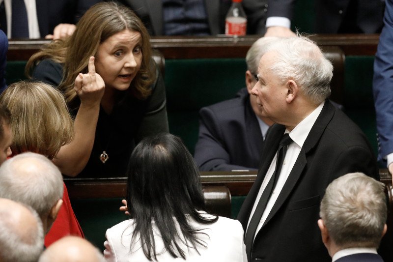 W najnowszym "Newsweeku" Renata Grochal wyjaśnia, dlaczego Jarosław Kaczyński nie wyciągnie konsekwencji wobec Joanny Lichockiej.