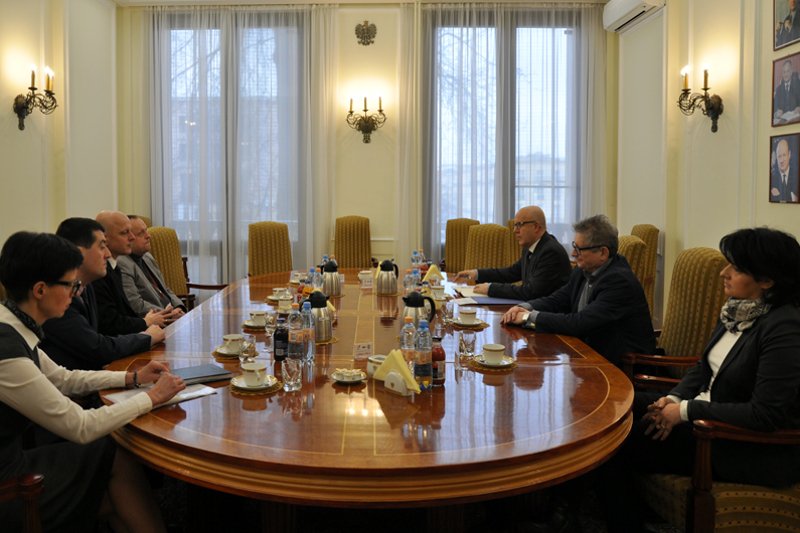 Polska Izba Handlu (na zdjęciu po prawej stronie) jest znana z uczestnictwa w konsultacjach projektowanych ustaw ze stroną rządową. Jej sprzeciw budzi niedawno znowelizowana ustawa antynikotynowa