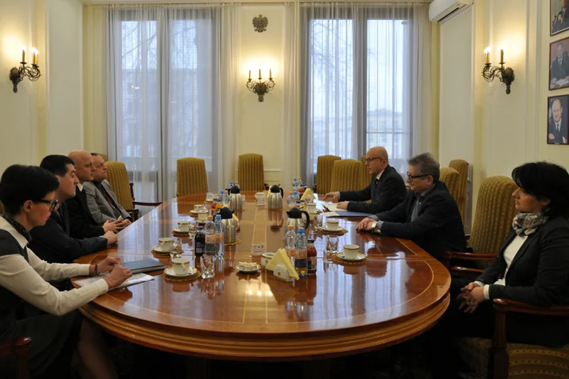 Polska Izba Handlu (na zdjęciu po prawej stronie) jest znana z uczestnictwa w konsultacjach projektowanych ustaw ze stroną rządową. Jej sprzeciw budzi niedawno znowelizowana ustawa antynikotynowa