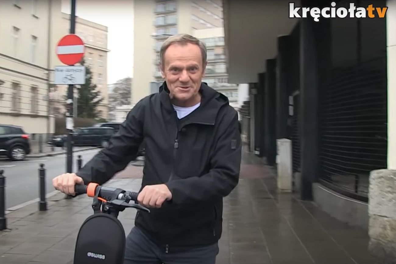 Donald Tusk wystawił na aukcji WOŚP hulajnogę elektryczną, z której korzystał w Brukseli.