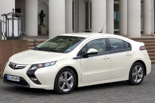 Opel Ampera - samochód wyposażony w szeregowy napęd hybrydowy