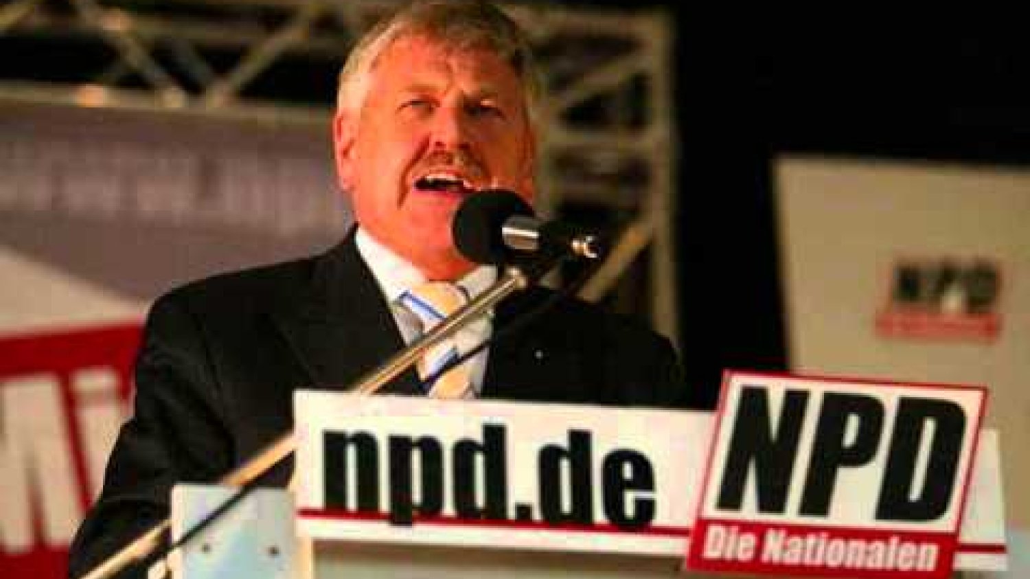 Niemiecki europoseł Udo Voigt, który broni polskiego rządu, ma neonazistowskie poglądy.