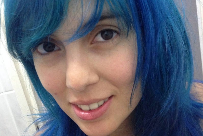 Lubisz życie w błękicie? Nawet jeśli jesteś fanką niebieskiego, niekoniecznie to kolor dobry dla twoich włosów