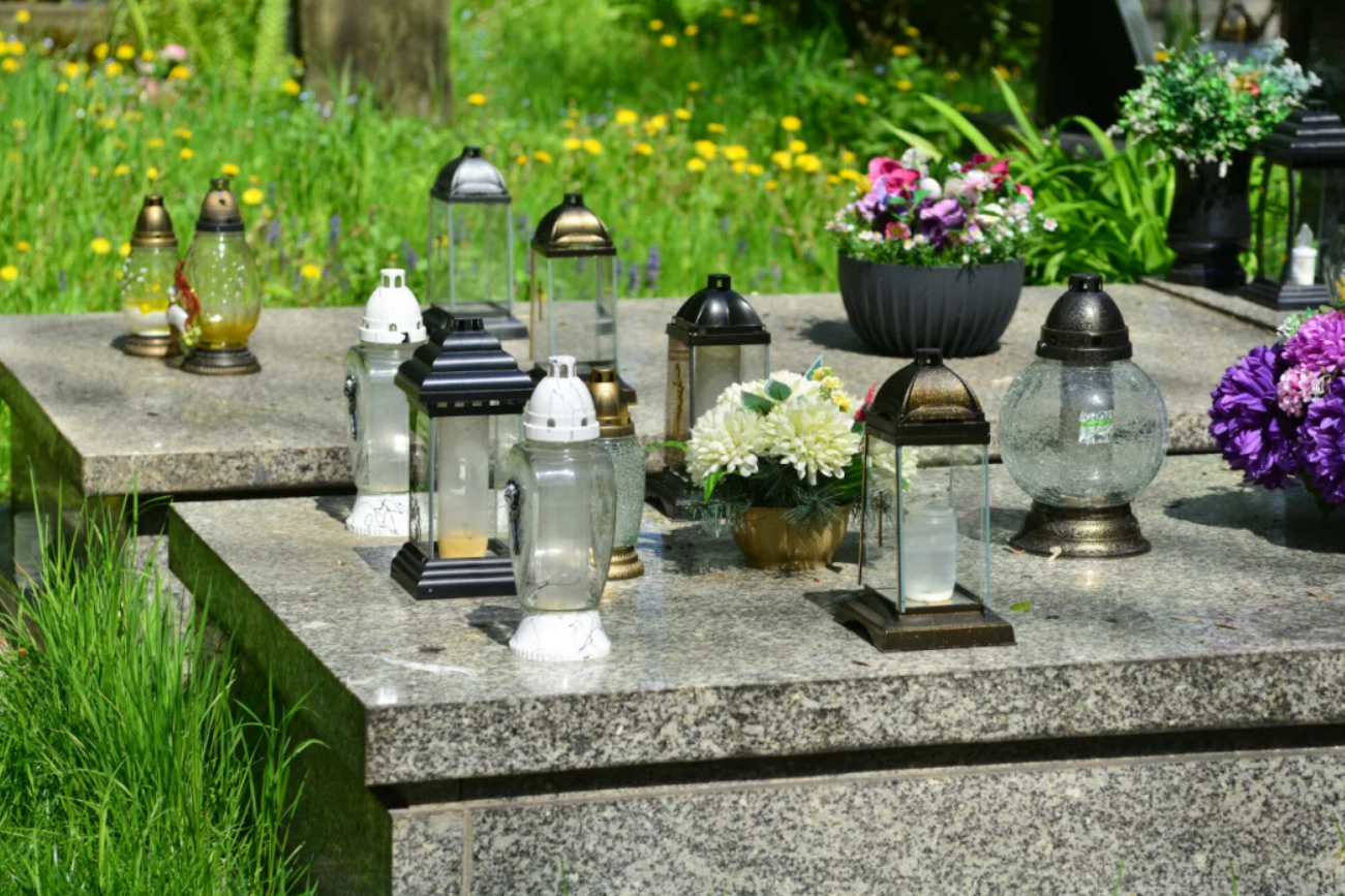 Pomazane nagrobki w Sosnowcu, tak parafia przypomina o zapłacie za kwaterę. (Zdjęcie poglądowe)