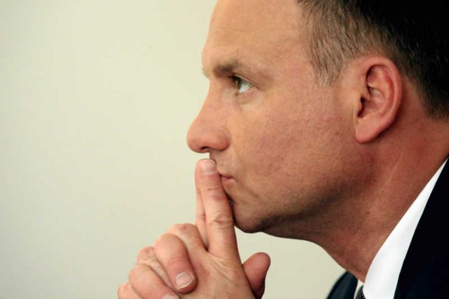 Andrzej Duda chce forsować politykę historyczną, ale w czasie debaty zadał kilka niefortunnych pytań.