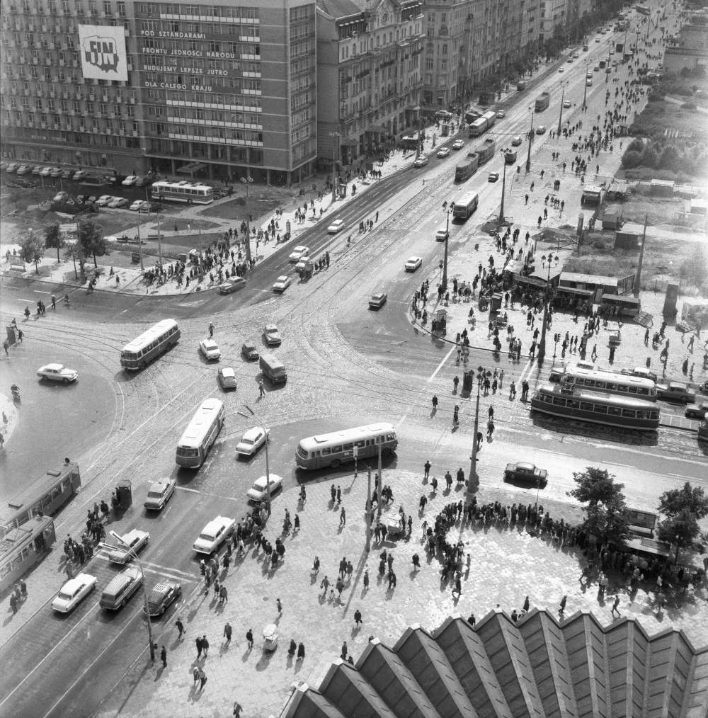 Skrzyżowanie ulicy Marszałkowskiej z Alejami Jerozolimskimi widziane z dachu Universalu, 1968.