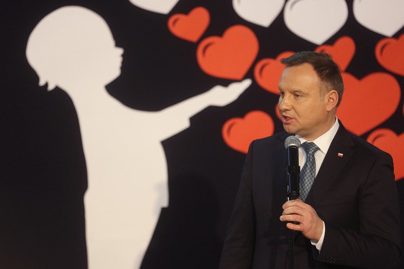 Zdjęcie z uroczystości w szkole im. Marii i Lecha Kaczyńskich w miejscowości Podsarnie w gminie Raba Wyżna.