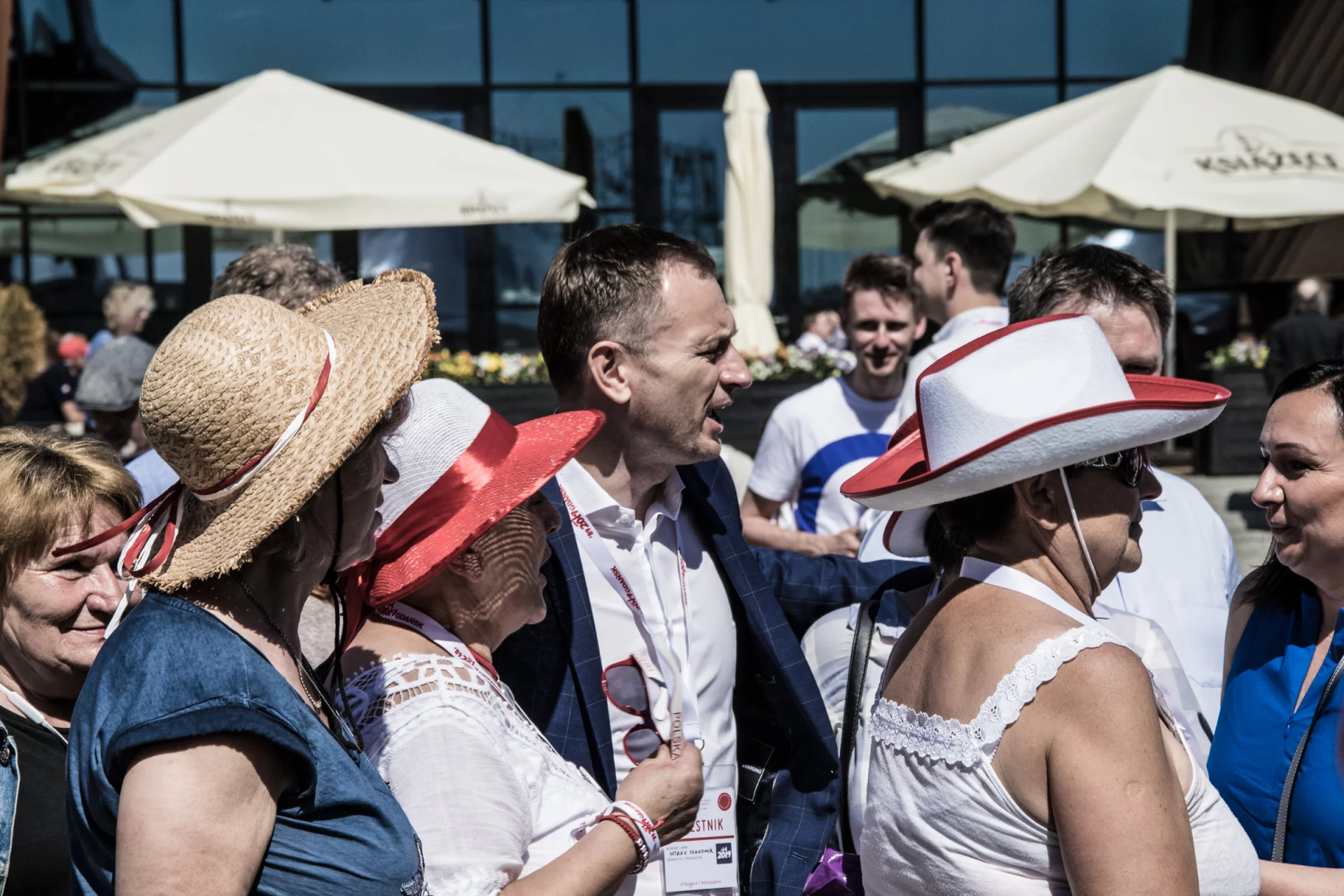 W tłum chętnie wchodził m.in. poseł PO Sławomir Nitras.