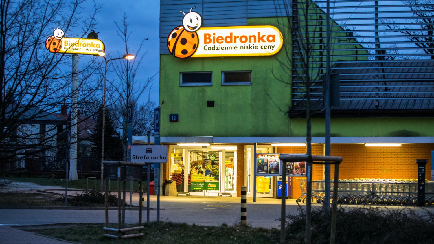 Czy Biedronka jest czynna? Godziny otwarcia sklepów przed majówką i w czasie długiego weekendu 2025