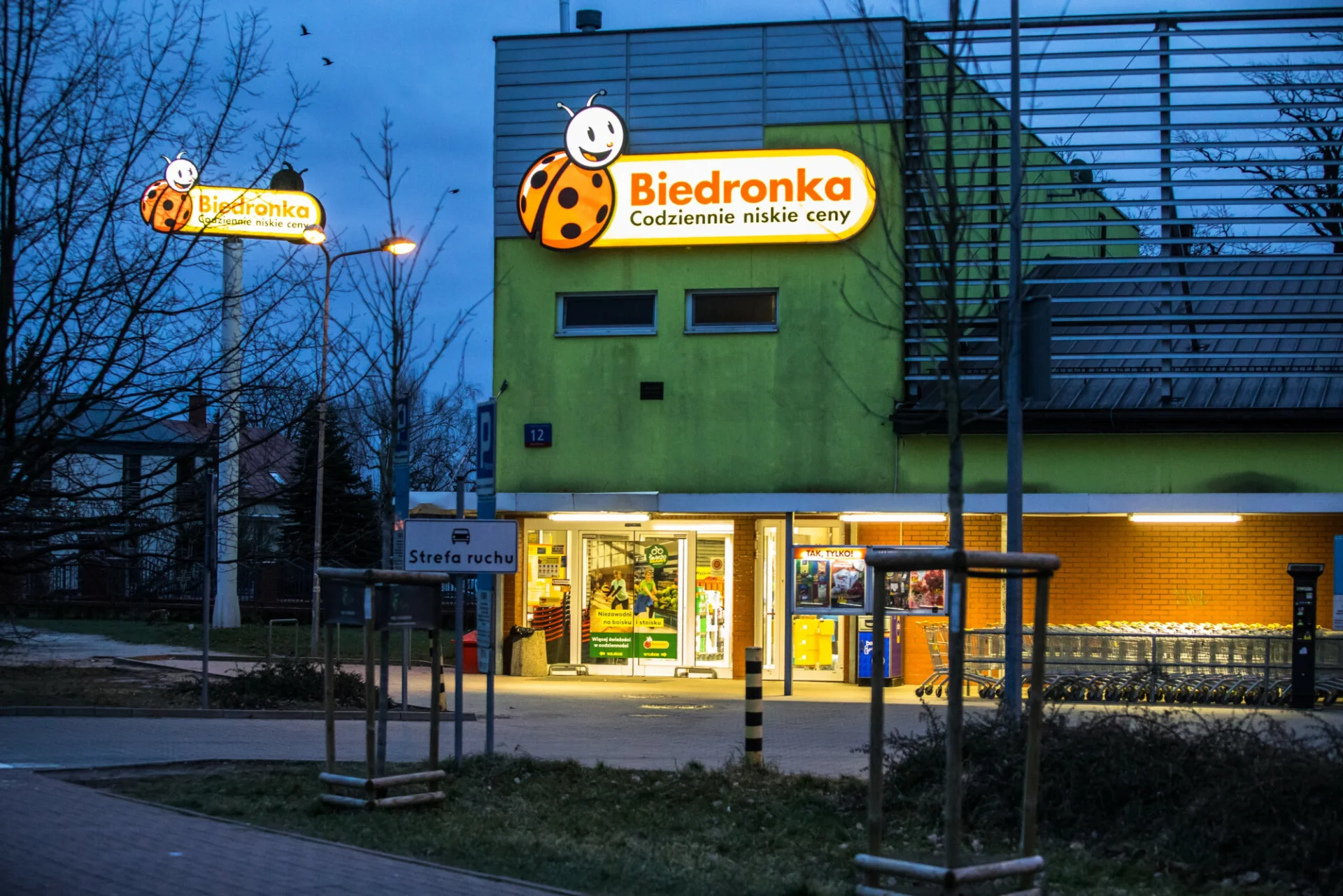 Sklepy w majówkę 2025. Które są otwarte i do kiedy? Czy Biedronka jest czynna? Godziny otwarcia sklepów przed majówką i w czasie długiego weekendu 2025