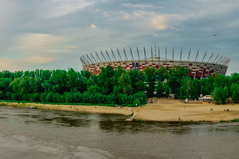 Plaża nieopodal Stadionu Narodowego to latem jedno z najchętniej odwiedzanych przez warszawiaków miejsc