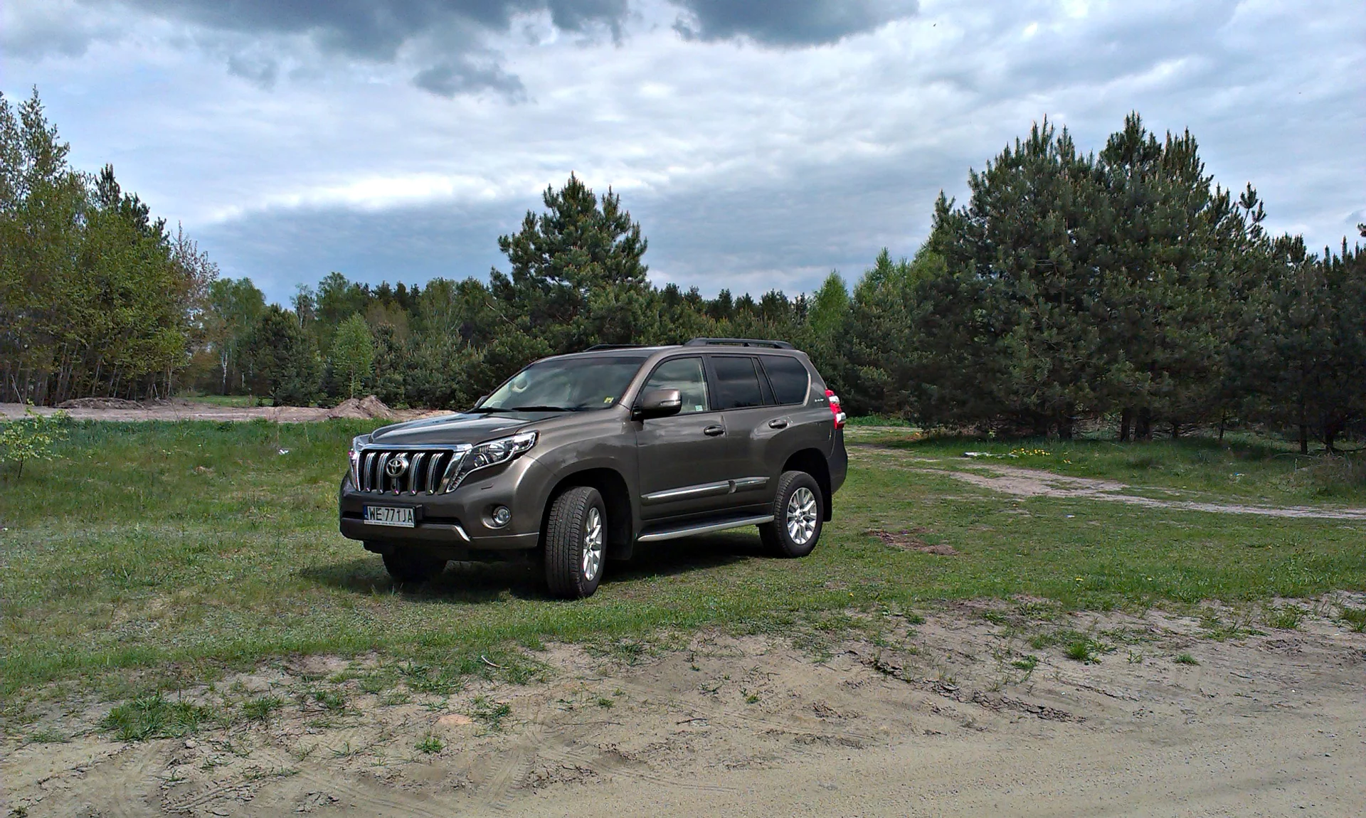 Toyota Land Cruiser z 3-litrowym silnikiem diesla o mocy 190KM i 5-stopniową automatyczną skrzynią biegów.