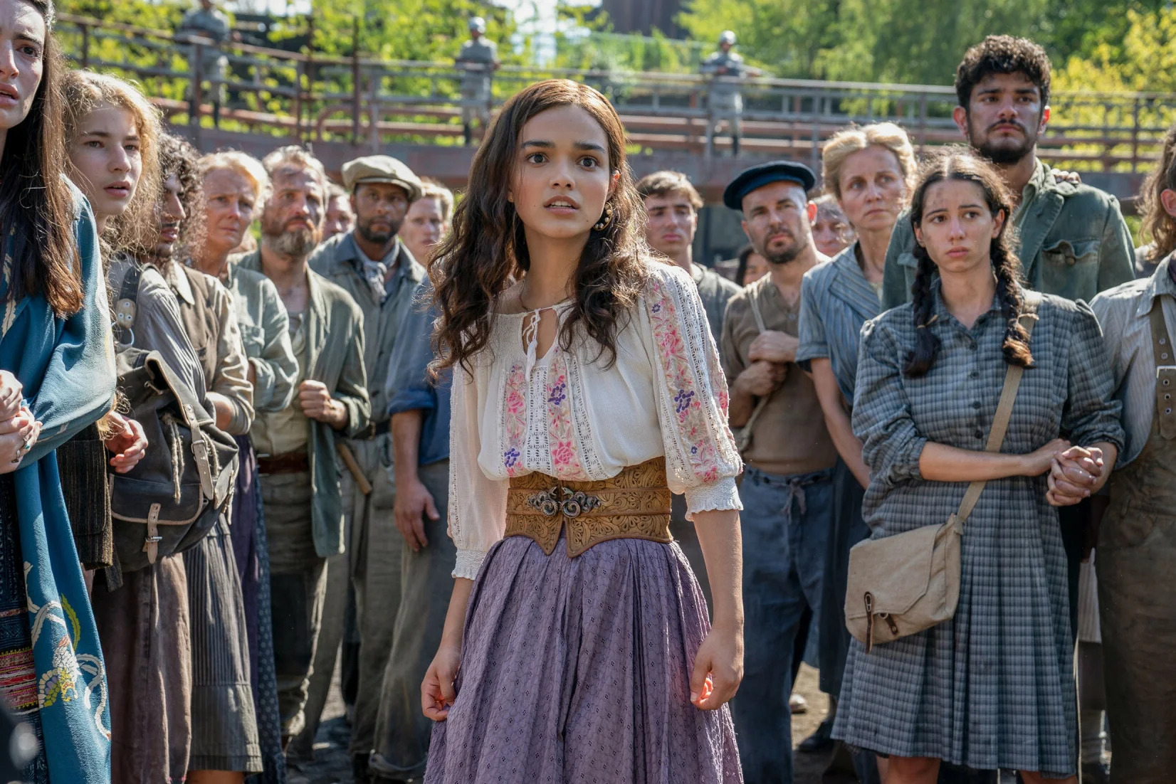 Rachel Zegler jako Lucy Gray w filmie "Igrzyska śmierci: Ballada ptaków i węży".