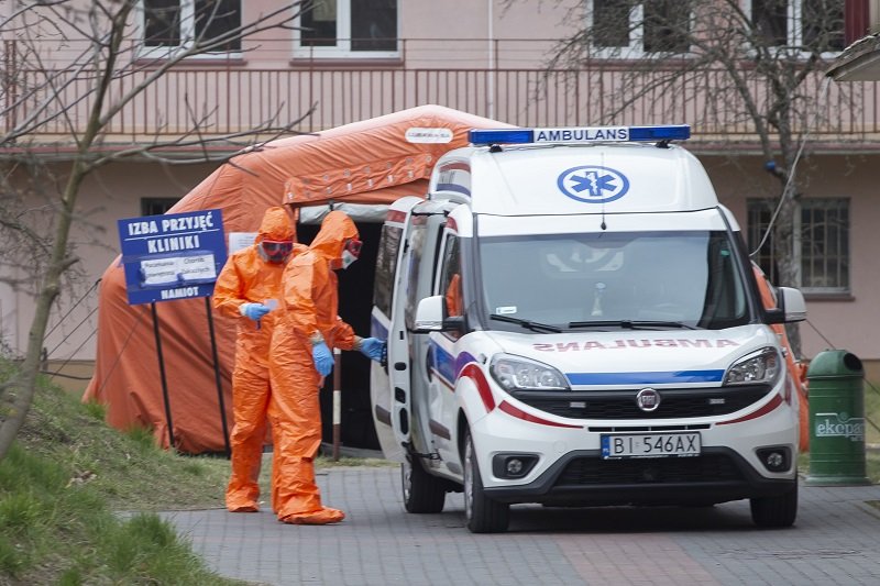 Kolejne zakażenia i ofiary śmiertelne koronawirusa w Polsce.