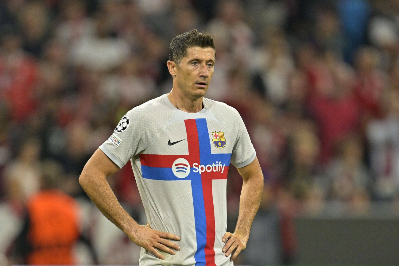 Robert Lewandowski nie zaliczył udanego powrotu do Monachium. Jego FC Barcelona przegrała z Bayernem 0:2.