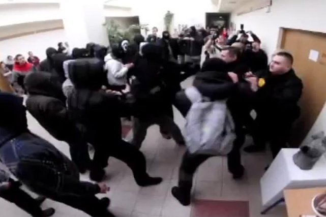 Prawicowa bojówka próbowała zakłócić spotkanie z Adamem Michnikiem, redaktorem naczelnym "Gazety Wyborczej" w auli Wyższej Szkoły Nauk Społecznych i Technicznych w Radomiu.