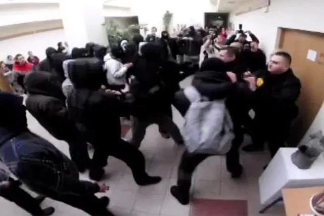 Prawicowa bojówka próbowała zakłócić spotkanie z Adamem Michnikiem, redaktorem naczelnym "Gazety Wyborczej" w auli Wyższej Szkoły Nauk Społecznych i Technicznych w Radomiu.