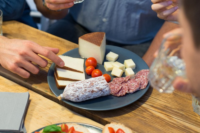 Przy nietolerancji histaminy trzeba wykluczyć z diety m.in. alkohol, sery i wędliny dojrzewające.