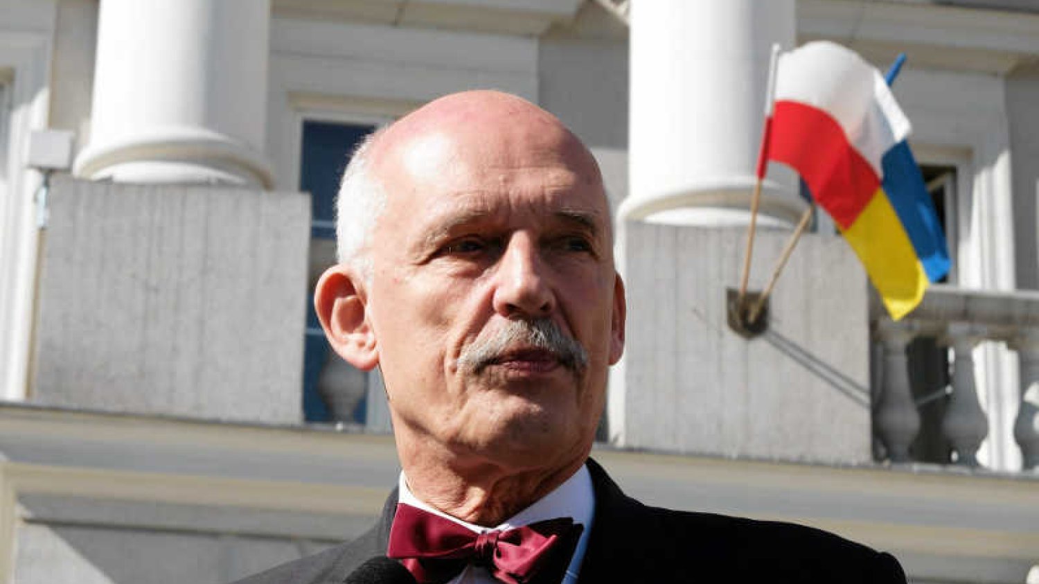Janusz Korwin-Mikke rzuca oskarżeniami na prawo i lewo.