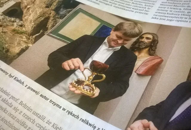 Święty Graal w rękach red. Górnego. Dziennikarz twierdzi, że to ten jedyny.