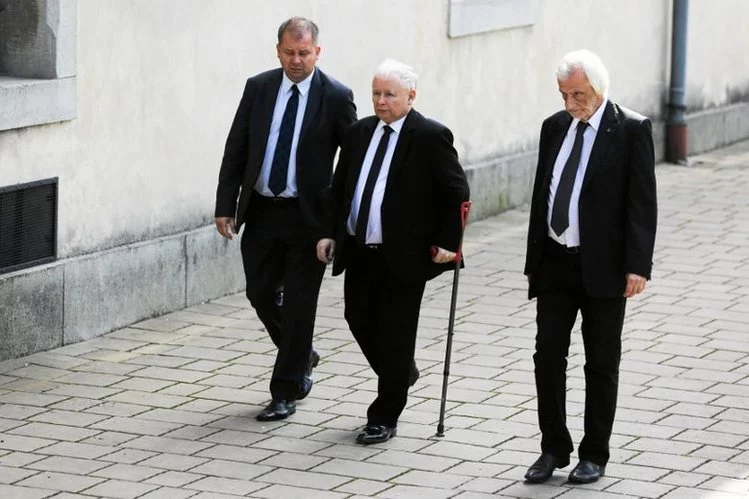 Jarosław Kaczyński dochodzi do siebie po operacji kolana.