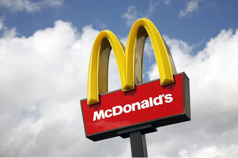 McDonald's szybko postanowił zakończyć erę sałatek. Muszą jednak ustąpić hamburgerom i cheeseburgerom.